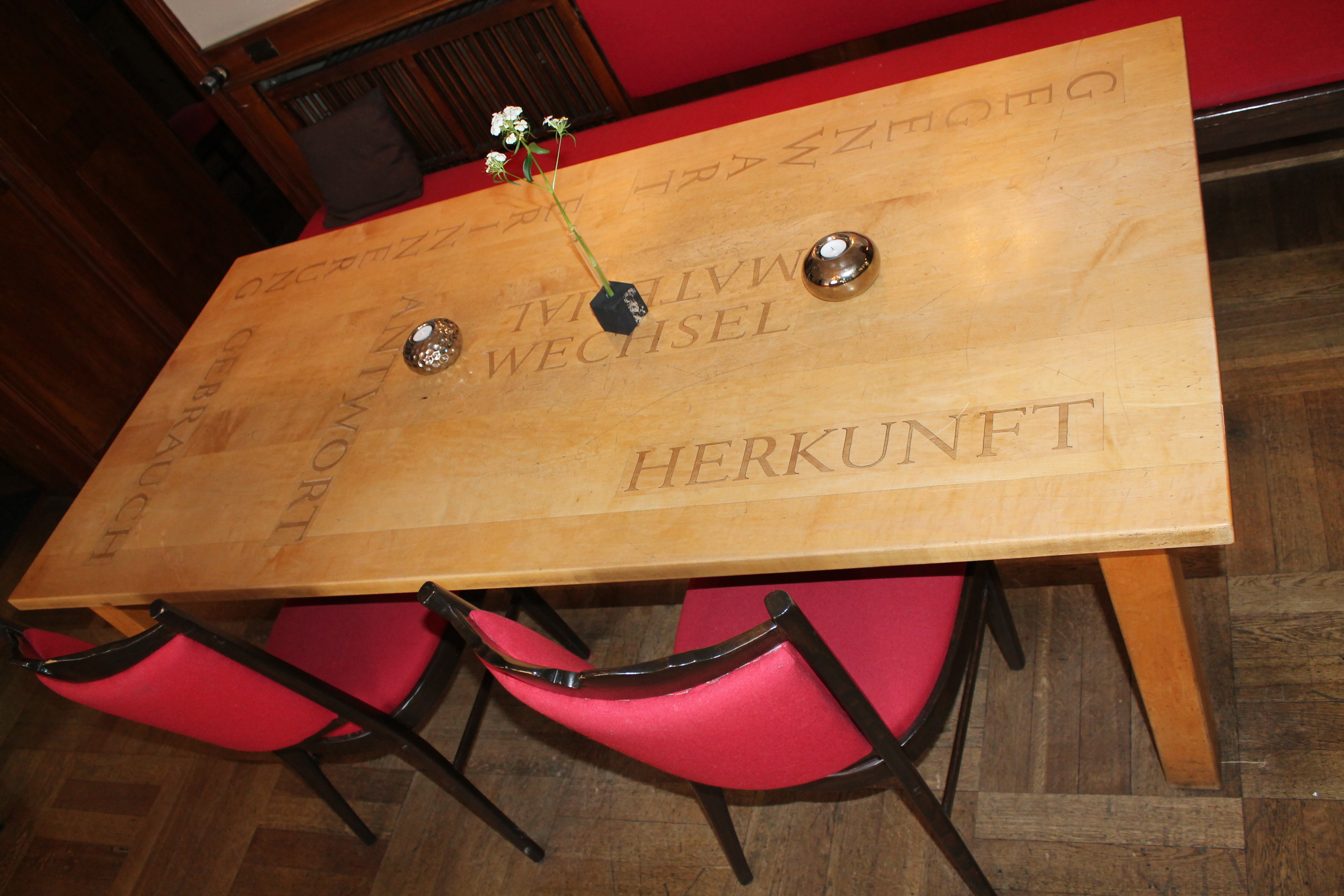 Unser Worttisch, gestaltet von Franz Erhardt Walther 